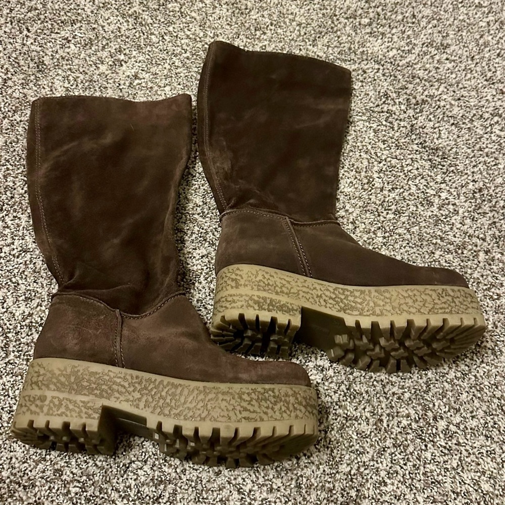 Suede brown boots, made in Chile, brand new.